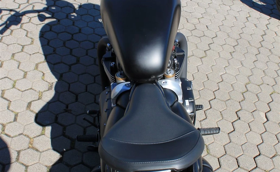 Umbgebautes Motorrad Triumph Bonneville Bobber Black Bild 2: Umbgebautes Motorrad Triumph Bonneville Bobber Black