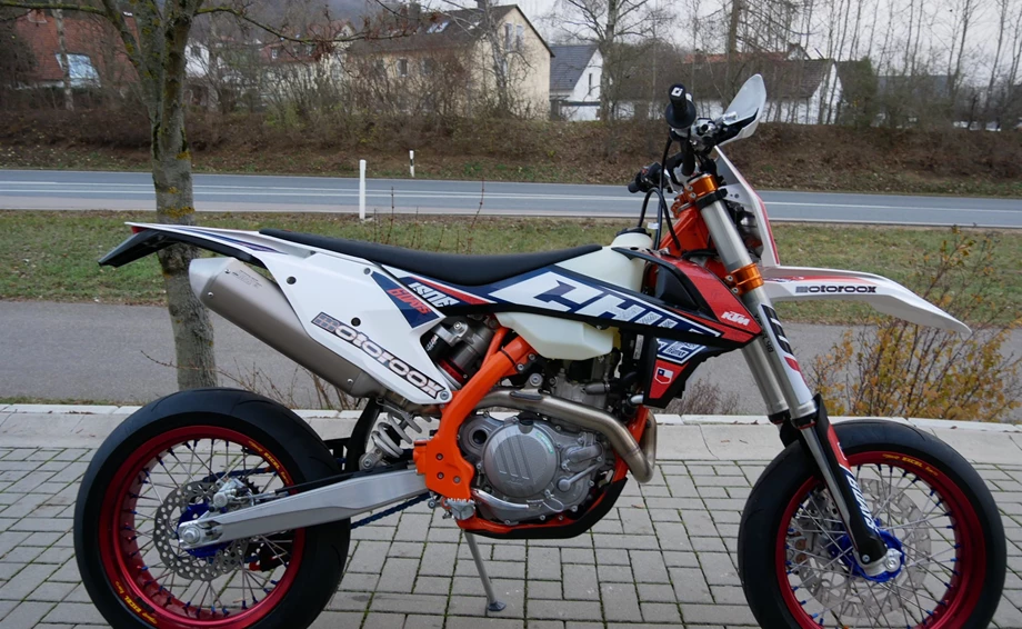 Umbgebautes Motorrad KTM 500 EXC-F SIX DAYS Bild 2: Umbgebautes Motorrad KTM 500 EXC-F SIX DAYS