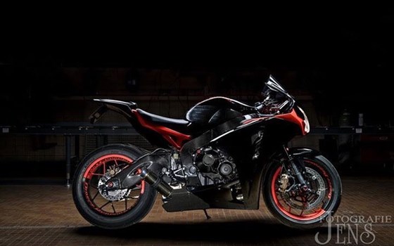 Umgebautes Motorrad Honda CBR1000RR Fireblade von Direct Performance - Bild 1