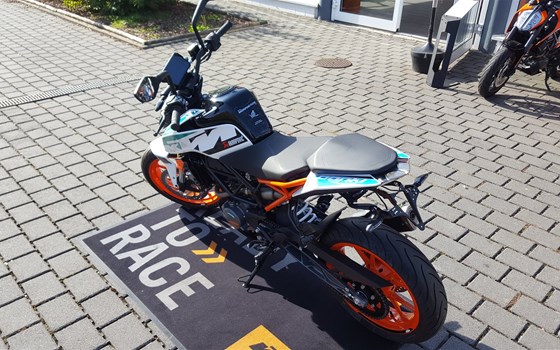 Umgebautes Motorrad KTM 125 Duke von Biker`s Point Fuchs GmbH & Co. KG - Bild 2 Umgebautes Motorrad KTM 125 Duke von Biker`s Point Fuchs GmbH & Co. KG - Bild 2