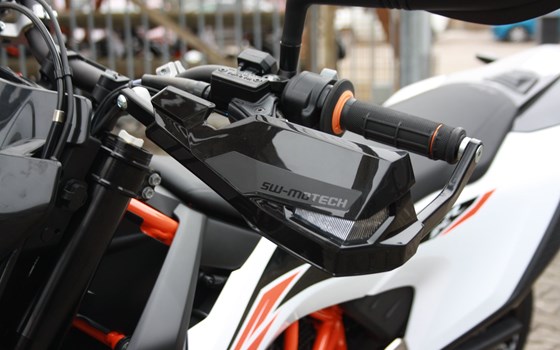 Umgebautes Motorrad KTM 690 SMC R von Zweirad Waibel GmbH & Co. KG - Bild 2 Umgebautes Motorrad KTM 690 SMC R von Zweirad Waibel GmbH & Co. KG - Bild 2