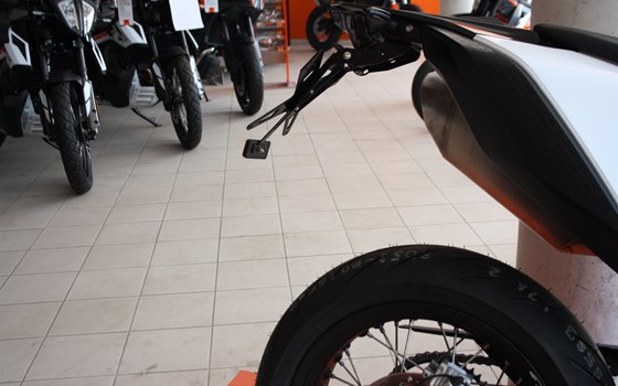 Umgebautes Motorrad KTM 690 SMC R von Zweirad Waibel GmbH & Co. KG - Bild 5 Umgebautes Motorrad KTM 690 SMC R von Zweirad Waibel GmbH & Co. KG - Bild 5