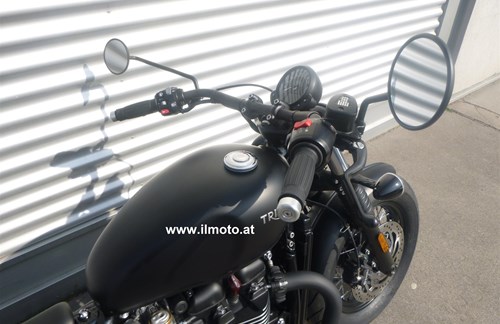 Triumph Bonneville Bobber Black