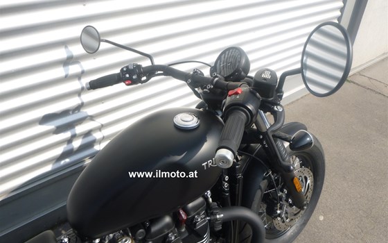 Umgebautes Motorrad Triumph Bonneville Bobber Black von IL MOTO  Motorradhandel und Reparaturwerkstätte GesmbH - Bild 1 Umgebautes Motorrad Triumph Bonneville Bobber Black von IL MOTO  Motorradhandel und Reparaturwerkstätte GesmbH - Bild 1