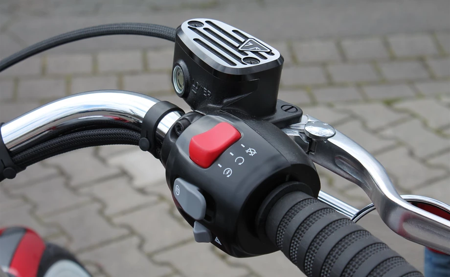 Umbgebautes Motorrad Triumph Bonneville Bobber Bild 19: Umbgebautes Motorrad Triumph Bonneville Bobber