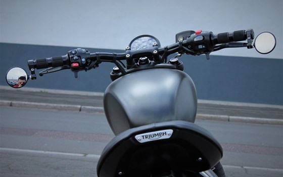 Umgebautes Motorrad Triumph Bonneville Bobber Black von Stärker-Profil GmbH - Bild 5 Umgebautes Motorrad Triumph Bonneville Bobber Black von Stärker-Profil GmbH - Bild 5