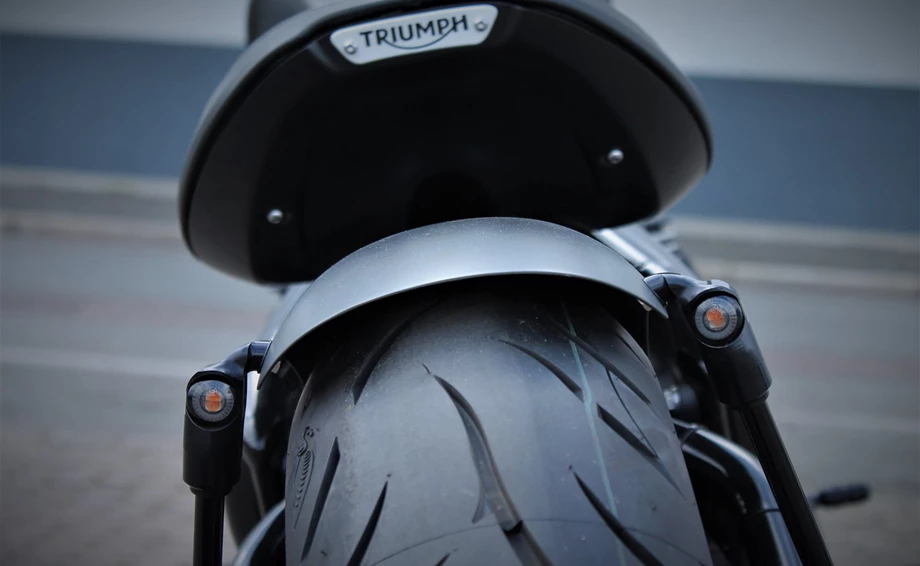 Umbgebautes Motorrad Triumph Bonneville Bobber Black Bild 6: Umbgebautes Motorrad Triumph Bonneville Bobber Black