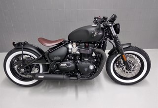 Triumph Bonneville Bobber Black