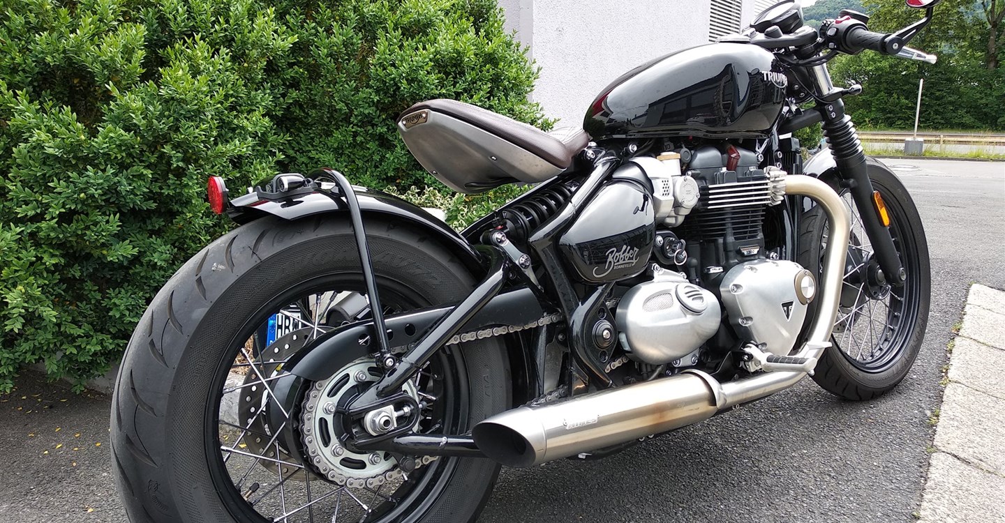 Umbgebautes Motorrad Triumph Bonneville Bobber