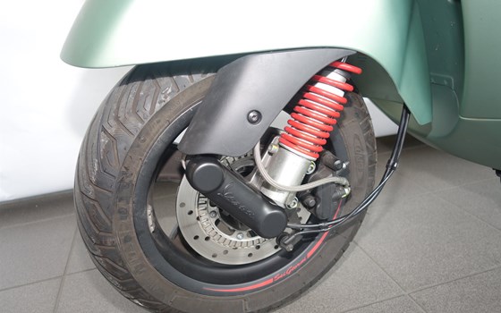 Umgebautes Motorrad Vespa GTV 300 Special Edition Sei Giorni Euro4 von Jahelka Zweirad GmbH - Bild 5 Umgebautes Motorrad Vespa GTV 300 Special Edition Sei Giorni Euro4 von Jahelka Zweirad GmbH - Bild 5