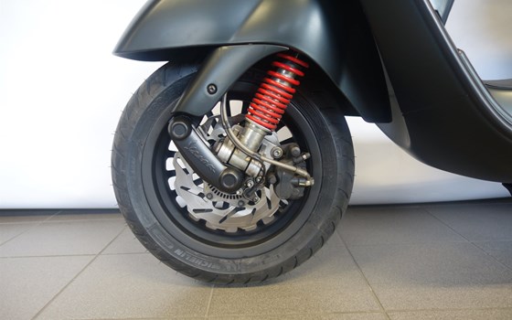 Umgebautes Motorrad Vespa GTS 300 i.e. Super Sport von Jahelka Zweirad GmbH - Bild 13 Umgebautes Motorrad Vespa GTS 300 i.e. Super Sport von Jahelka Zweirad GmbH - Bild 13