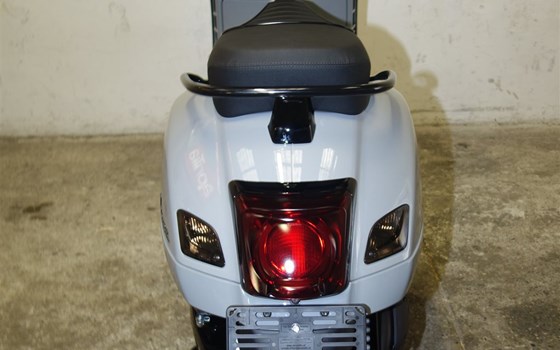 Umgebautes Motorrad Vespa GTS 300 hpe Super Tech von Jahelka Zweirad GmbH - Bild 11 Umgebautes Motorrad Vespa GTS 300 hpe Super Tech von Jahelka Zweirad GmbH - Bild 11
