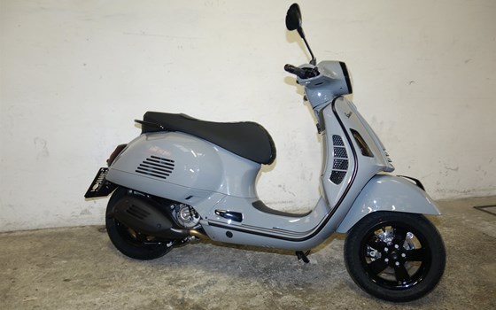 Umgebautes Motorrad Vespa GTS 300 hpe Super Tech von Jahelka Zweirad GmbH - Bild 3 Umgebautes Motorrad Vespa GTS 300 hpe Super Tech von Jahelka Zweirad GmbH - Bild 3