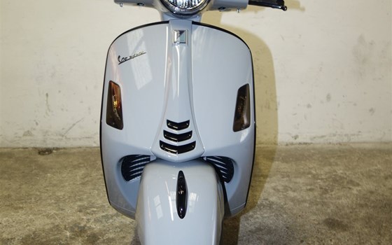 Umgebautes Motorrad Vespa GTS 300 hpe Super Tech von Jahelka Zweirad GmbH - Bild 2 Umgebautes Motorrad Vespa GTS 300 hpe Super Tech von Jahelka Zweirad GmbH - Bild 2