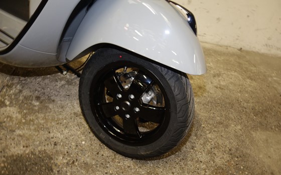 Umgebautes Motorrad Vespa GTS 300 hpe Super Tech von Jahelka Zweirad GmbH - Bild 9 Umgebautes Motorrad Vespa GTS 300 hpe Super Tech von Jahelka Zweirad GmbH - Bild 9