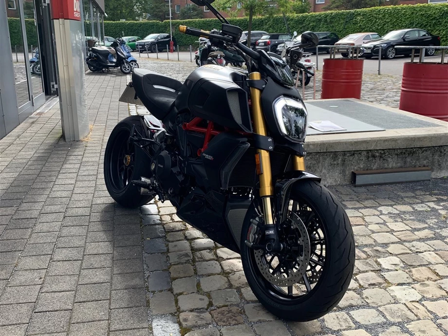 Umbgebautes Motorrad Ducati Diavel 1260 S Bild 3: Umbgebautes Motorrad Ducati Diavel 1260 S