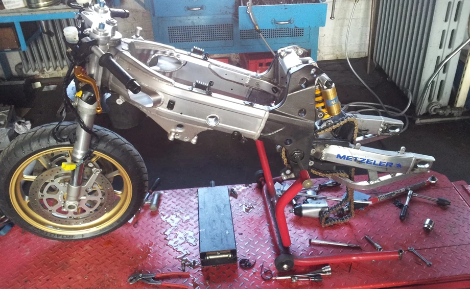 Umbgebautes Motorrad Suzuki TL 1000 R Bild 3: Umbgebautes Motorrad Suzuki TL 1000 R