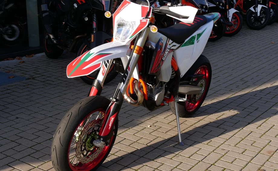 Umbgebautes Motorrad KTM 500 EXC-F SIX DAYS Bild 3: Umbgebautes Motorrad KTM 500 EXC-F SIX DAYS