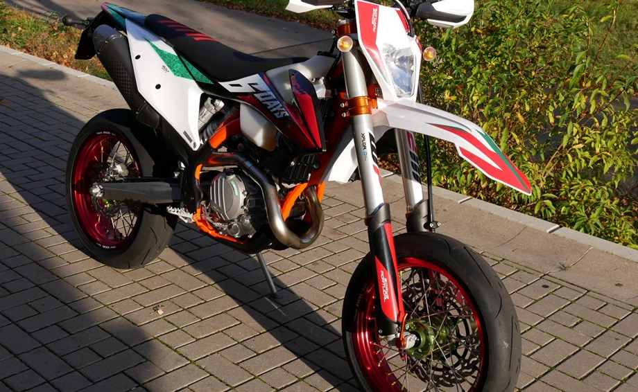 Umbgebautes Motorrad KTM 500 EXC-F SIX DAYS Bild 2: Umbgebautes Motorrad KTM 500 EXC-F SIX DAYS