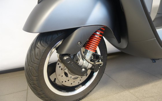 Umgebautes Motorrad Vespa GTS 300 i.e. Super Sport von Jahelka Zweirad GmbH - Bild 12 Umgebautes Motorrad Vespa GTS 300 i.e. Super Sport von Jahelka Zweirad GmbH - Bild 12