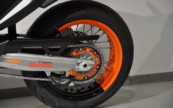 Umgebautes Motorrad KTM 690 SMC R von Motobike Handels GmbH - Bild 6 Umgebautes Motorrad KTM 690 SMC R von Motobike Handels GmbH - Bild 6