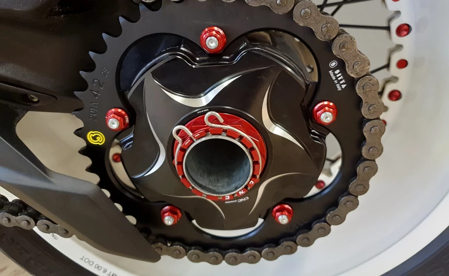 Umbgebautes Motorrad MV Agusta Dragster 800 RR Bild 5: Umbgebautes Motorrad MV Agusta Dragster 800 RR