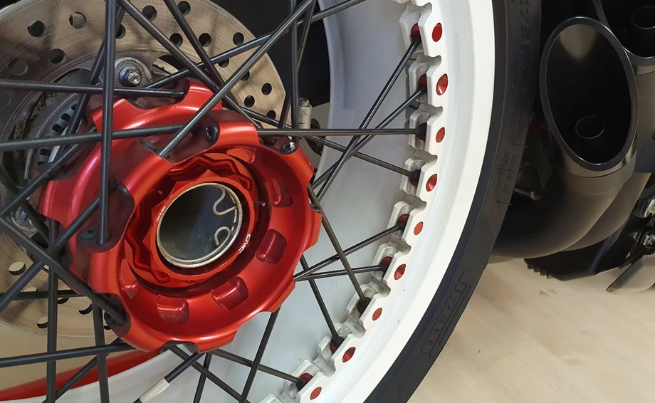Umbgebautes Motorrad MV Agusta Dragster 800 RR Bild 7: Umbgebautes Motorrad MV Agusta Dragster 800 RR