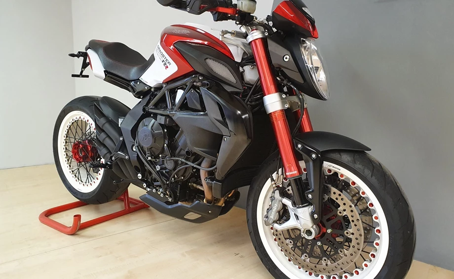 Umbgebautes Motorrad MV Agusta Dragster 800 RR Bild 3: Umbgebautes Motorrad MV Agusta Dragster 800 RR