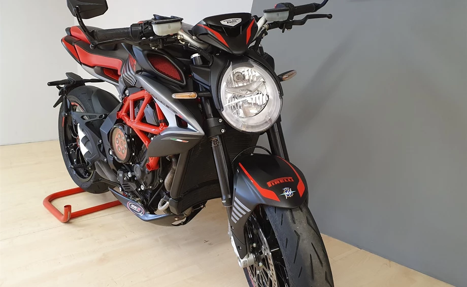 Umbgebautes Motorrad MV Agusta Brutale 800 RR Pirelli Bild 2: Umbgebautes Motorrad MV Agusta Brutale 800 RR Pirelli
