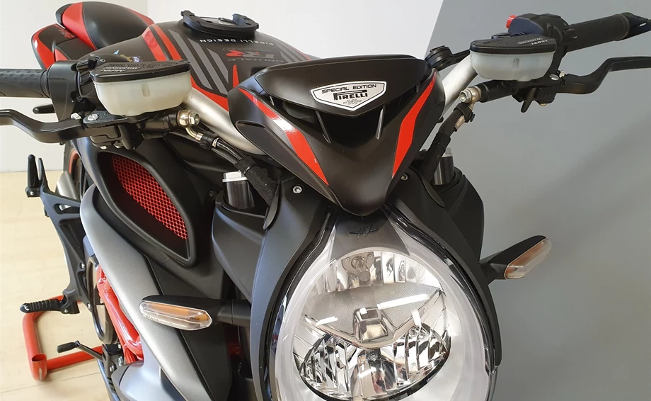 Umbgebautes Motorrad MV Agusta Brutale 800 RR Pirelli Bild 7: Umbgebautes Motorrad MV Agusta Brutale 800 RR Pirelli