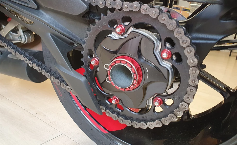 Umbgebautes Motorrad MV Agusta Brutale 800 RR Pirelli Bild 8: Umbgebautes Motorrad MV Agusta Brutale 800 RR Pirelli