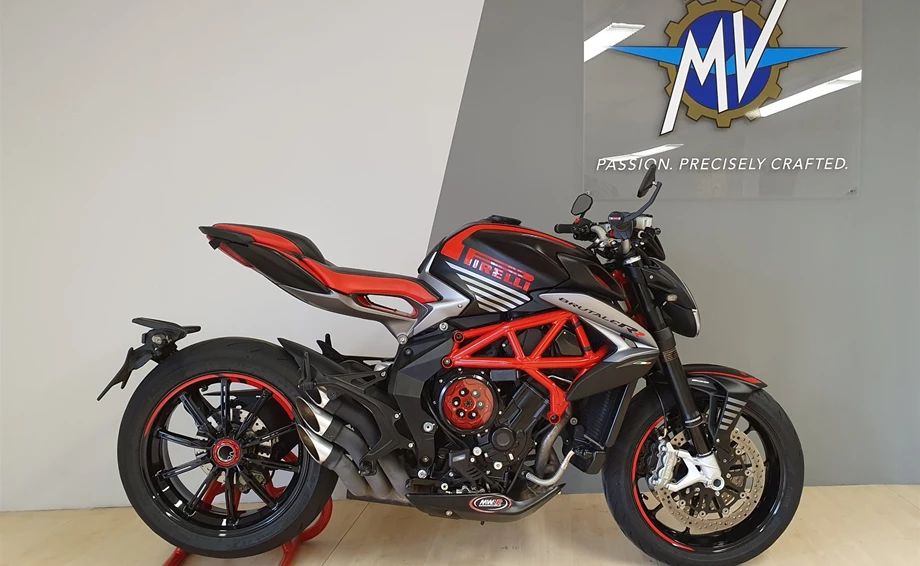 Umbgebautes Motorrad MV Agusta Brutale 800 RR Pirelli Bild 1: Umbgebautes Motorrad MV Agusta Brutale 800 RR Pirelli
