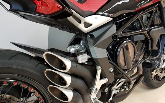 Umgebautes Motorrad MV Agusta Dragster 800 RR von Motorrad Scheunpflug e.K. - Bild 6 Umgebautes Motorrad MV Agusta Dragster 800 RR von Motorrad Scheunpflug e.K. - Bild 6