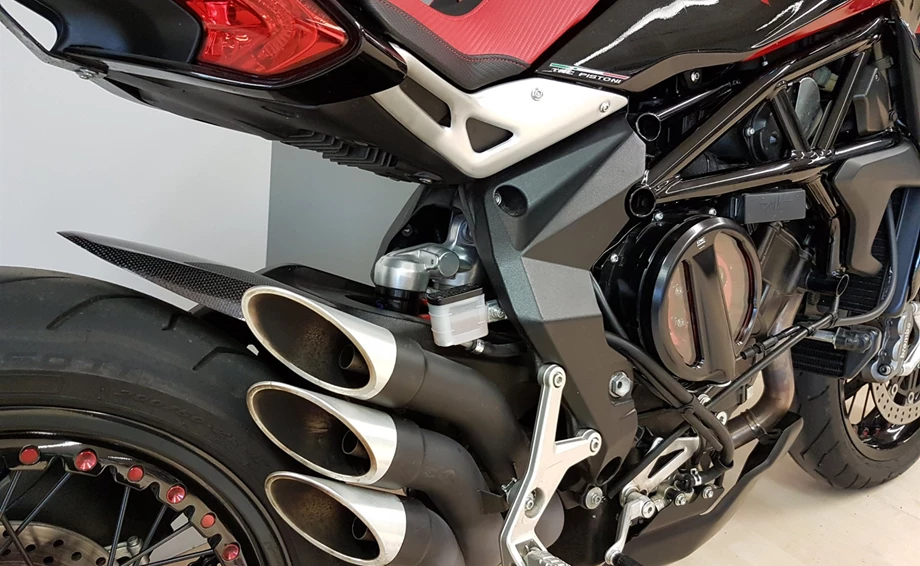 Umbgebautes Motorrad MV Agusta Dragster 800 RR Bild 6: Umbgebautes Motorrad MV Agusta Dragster 800 RR
