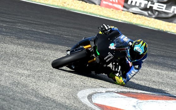 Umgebautes Motorrad Yamaha R1 von Dino - Motorradtechnik - Bild 7 Umgebautes Motorrad Yamaha R1 von Dino - Motorradtechnik - Bild 7