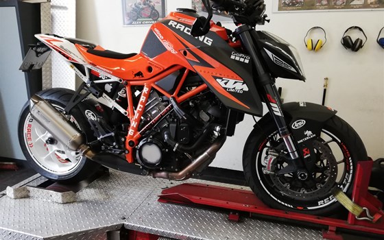Umgebautes Motorrad KTM 1290 Super Duke R von Dino - Motorradtechnik - Bild 1 Umgebautes Motorrad KTM 1290 Super Duke R von Dino - Motorradtechnik - Bild 1