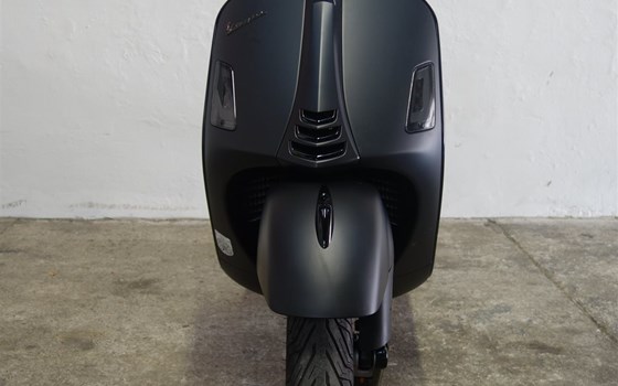 Umgebautes Motorrad Vespa GTS 300 hpe Super von Jahelka Zweirad GmbH - Bild 9 Umgebautes Motorrad Vespa GTS 300 hpe Super von Jahelka Zweirad GmbH - Bild 9