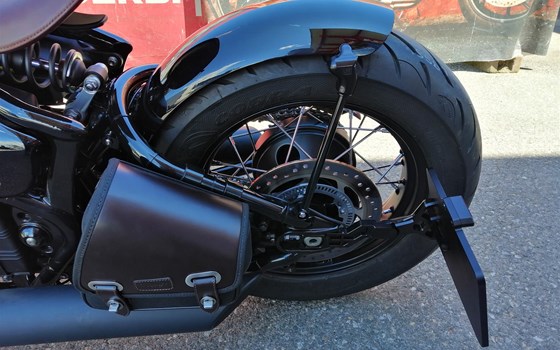 Umgebautes Motorrad Triumph Bonneville Bobber Black von Motorradklinik GmbH - Bild 3 Umgebautes Motorrad Triumph Bonneville Bobber Black von Motorradklinik GmbH - Bild 3