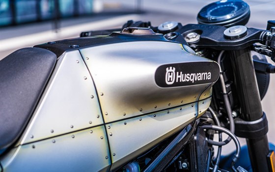 Umgebautes Motorrad Husqvarna Vitpilen 401 von KINI Bike World - Bild 3 Umgebautes Motorrad Husqvarna Vitpilen 401 von KINI Bike World - Bild 3