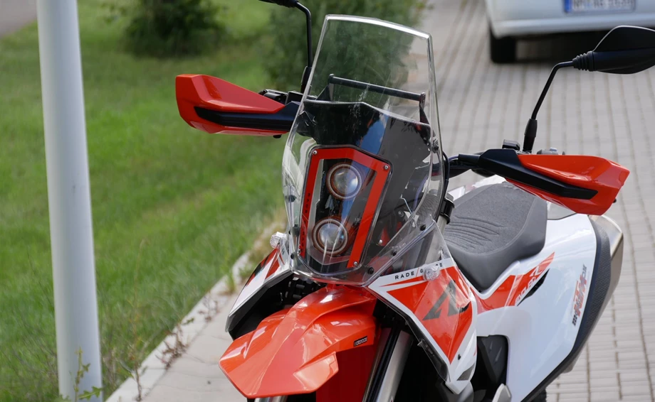 Umbgebautes Motorrad KTM 690 Enduro R Bild 3: Umbgebautes Motorrad KTM 690 Enduro R