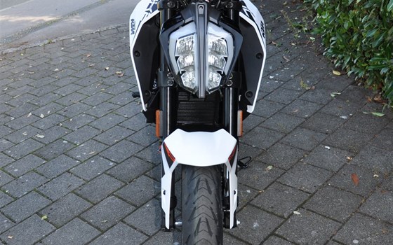 Umgebautes Motorrad KTM 125 Duke von Motobike Handels GmbH - Bild 11 Umgebautes Motorrad KTM 125 Duke von Motobike Handels GmbH - Bild 11