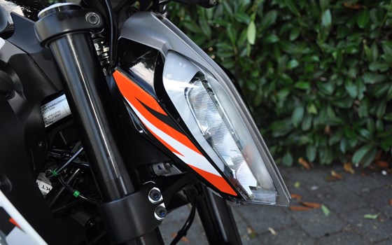 Umgebautes Motorrad KTM 125 Duke von Motobike Handels GmbH - Bild 5 Umgebautes Motorrad KTM 125 Duke von Motobike Handels GmbH - Bild 5