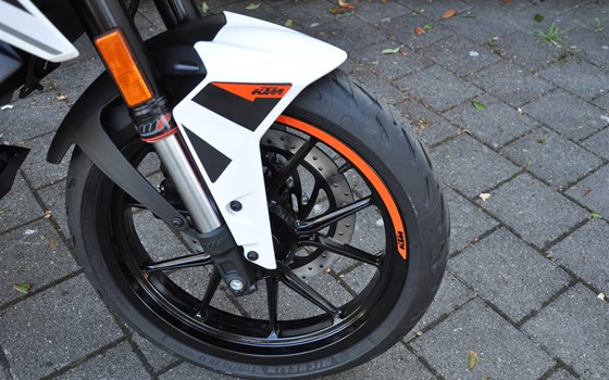 Umgebautes Motorrad KTM 125 Duke von Motobike Handels GmbH - Bild 8 Umgebautes Motorrad KTM 125 Duke von Motobike Handels GmbH - Bild 8