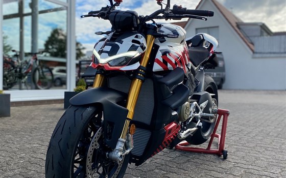 Umgebautes Motorrad Ducati Streetfighter V4 S von Claus Carstens Zweiradhandel - Bild 15 Umgebautes Motorrad Ducati Streetfighter V4 S von Claus Carstens Zweiradhandel - Bild 15