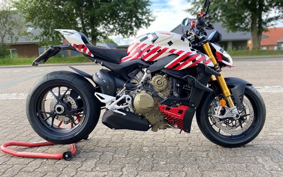 Umgebautes Motorrad Ducati Streetfighter V4 S von Claus Carstens Zweiradhandel - Bild 17 Umgebautes Motorrad Ducati Streetfighter V4 S von Claus Carstens Zweiradhandel - Bild 17