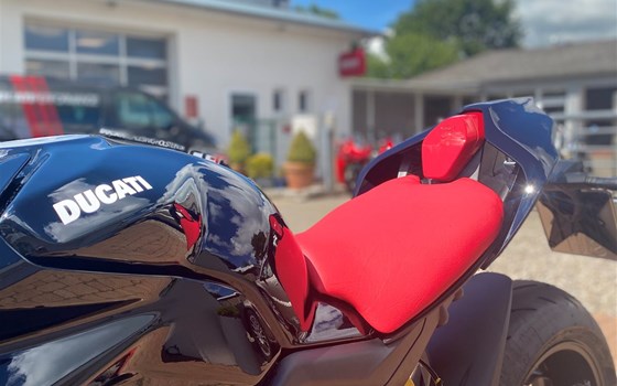 Umgebautes Motorrad Ducati Streetfighter V4 S von Claus Carstens Zweiradhandel - Bild 11 Umgebautes Motorrad Ducati Streetfighter V4 S von Claus Carstens Zweiradhandel - Bild 11