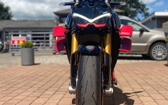 Umgebautes Motorrad Ducati Streetfighter V4 S von Claus Carstens Zweiradhandel - Bild 4 Umgebautes Motorrad Ducati Streetfighter V4 S von Claus Carstens Zweiradhandel - Bild 4