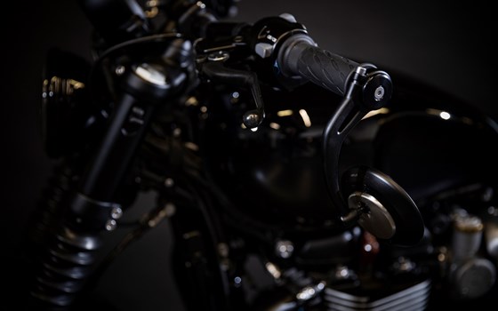 Umgebautes Motorrad Triumph Bonneville Bobber Black von Triumph Emsland - Hertrampf Racing - Bild 3 Umgebautes Motorrad Triumph Bonneville Bobber Black von Triumph Emsland - Hertrampf Racing - Bild 3
