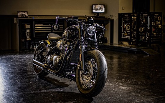 Umgebautes Motorrad Triumph Bonneville Bobber Black von Triumph Emsland - Hertrampf Racing - Bild 1 Umgebautes Motorrad Triumph Bonneville Bobber Black von Triumph Emsland - Hertrampf Racing - Bild 1