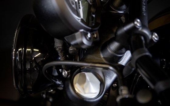 Umgebautes Motorrad Triumph Bonneville Bobber Black von Triumph Emsland - Hertrampf Racing - Bild 4 Umgebautes Motorrad Triumph Bonneville Bobber Black von Triumph Emsland - Hertrampf Racing - Bild 4